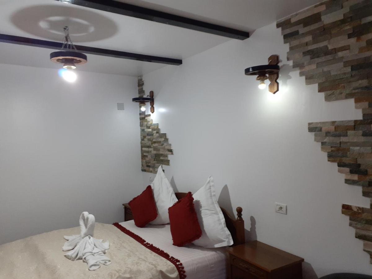 Pensiunea Dracula & Spa Căpăţîneni-Ungureni Exteriör bild