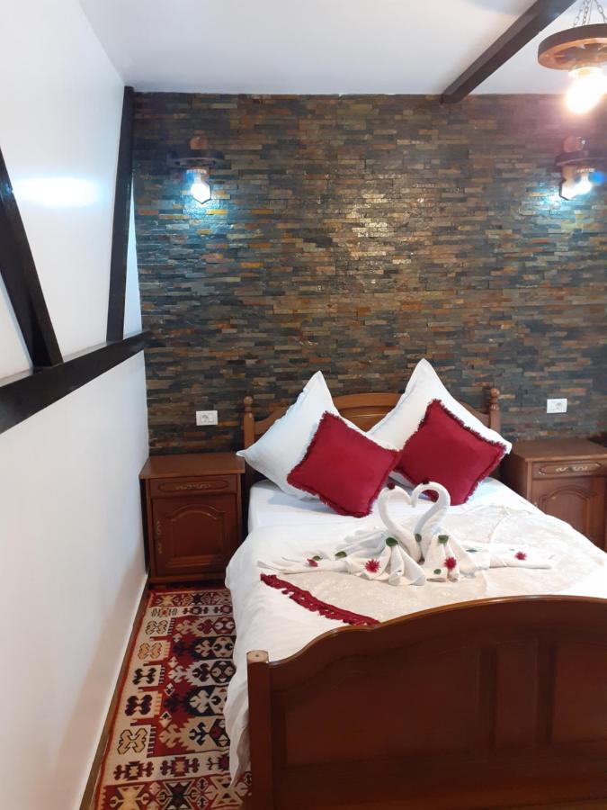 Pensiunea Dracula & Spa Căpăţîneni-Ungureni Exteriör bild